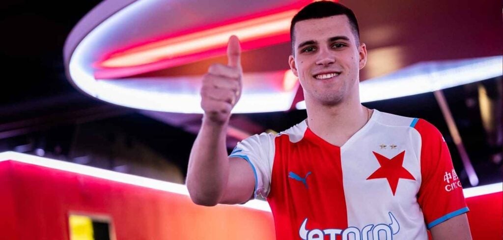 Sürpriz Hamle: Beşiktaş’tan Jurasek İçin Resmi Girişim 3 Transfer dönemine hızlı bir başlangıç yapmak isteyen Beşiktaş, savunma hattını güçlendirmek adına kolları sıvadı. Siyah-beyazlı ekip, Benfica forması giyen David Jurasek için resmi teklifini Portekiz kulübüne iletti. Transfer dönemine hızlı bir başlangıç yapmak isteyen Beşiktaş, savunma hattını güçlendirmek adına kolları sıvadı. Siyah-beyazlı ekip, Benfica forması giyen David Jurasek için resmi teklifini Portekiz kulübüne iletti.