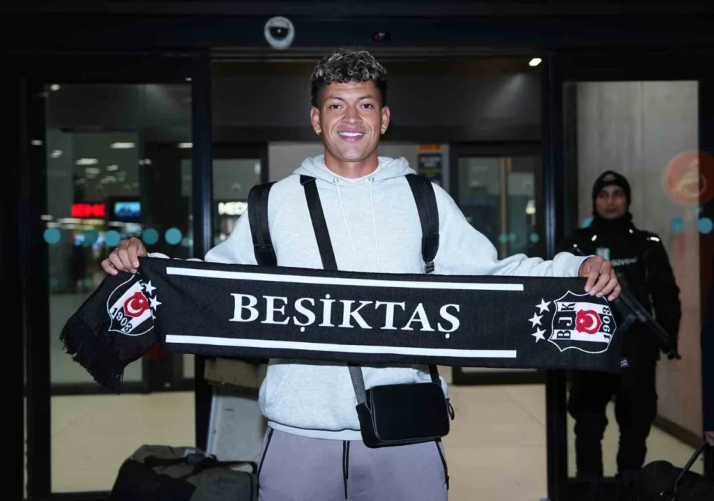 Elan Ricardo’nun kariyerinde yeni bir sayfa açılmak üzere. Fırat Günayer'in haberine göre genç oyuncunun, Türkiye’de bir Anadolu takımına kiralık olarak gönderileceği öğrenildi. Bu gelişme, oyuncunun deneyim kazanması açısından önemli bir adım olarak değerlendiriliyor.