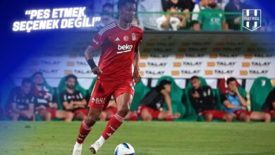 Beşiktaş formasıyla sahada top süren Felix Uduokhai, maç anında kararlı bir ifadeyle görüntüleniyor. Üzerinde “Pes etmek seçenek değil!” yazısı yer alıyor.
