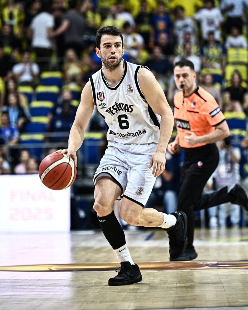 Fenerbahçe Beko- Beşiktaş Fibabanka / 1. Maç Sonucu 94 -76 3 Türkiye Sigorta Basketbol Süper Ligi 2024-2025 Play-Off Finali'nin ilk maçında, Beşiktaş Fibabanka, Fenerbahçe Beko ile deplasmanda karşı karşıya geliyor. Sezonun şampiyonunu belirleyecek kritik serinin açılış maçında iki ekip, yüksek tempolu ve çekişmeli bir mücadeleye imza atıyor. Türkiye Sigorta Basketbol Süper Ligi 2024-2025 Play-Off Finali'nin ilk maçında, Beşiktaş Fibabanka, Fenerbahçe Beko ile deplasmanda karşı karşıya geliyor. Sezonun şampiyonunu belirleyecek kritik serinin açılış maçında iki ekip, yüksek tempolu ve çekişmeli bir mücadeleye imza atıyor.