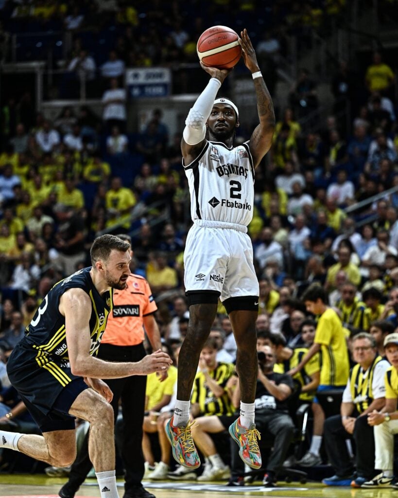 Fenerbahçe Beko- Beşiktaş Fibabanka / 1. Maç Sonucu 94 -76 2 Türkiye Sigorta Basketbol Süper Ligi 2024-2025 Play-Off Finali'nin ilk maçında, Beşiktaş Fibabanka, Fenerbahçe Beko ile deplasmanda karşı karşıya geliyor. Sezonun şampiyonunu belirleyecek kritik serinin açılış maçında iki ekip, yüksek tempolu ve çekişmeli bir mücadeleye imza atıyor. Türkiye Sigorta Basketbol Süper Ligi 2024-2025 Play-Off Finali'nin ilk maçında, Beşiktaş Fibabanka, Fenerbahçe Beko ile deplasmanda karşı karşıya geliyor. Sezonun şampiyonunu belirleyecek kritik serinin açılış maçında iki ekip, yüksek tempolu ve çekişmeli bir mücadeleye imza atıyor.