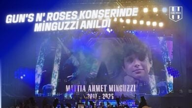 Guns N' Roses İstanbul konseri sırasında sahne ekranında Mattia Ahmet Minguzzi'nin fotoğrafı ve “Rest in Peace” yazısı yer alırken, grup "Knockin' on Heaven's Door" şarkısını Minguzzi'ye ithaf ediyor; binlerce izleyici sahnede duygusal anlara tanıklık ediyor.