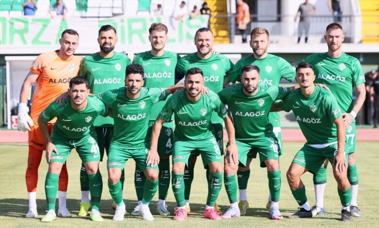 Iğdır FK’dan Sürpriz Transfer Hamlesi! 1 TFF 2. Lig ekiplerinden Iğdır FK, yeni sezon öncesi kadrosunu güçlendirmek için transfer çalışmalarına hız verdi. Yeşil-beyazlılar, son olarak Altay forması giyen 23 yaşındaki sağ bek Onur Efe ile prensip anlaşmasına vardı. Kulüp, genç oyuncuyu kısa süre içerisinde resmi olarak kadrosuna katmayı planlıyor. Iğdır FK’dan Sürpriz Hamle