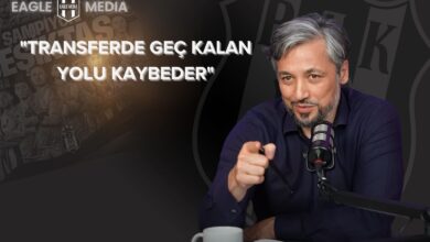 İlhan Mansız, mikrofon başında Beşiktaş’ın transfer stratejisini değerlendirirken; arka planda “Transferde geç kalan yolu kaybeder” yazısı ve Beşiktaş futbolcularının yer aldığı görsel.