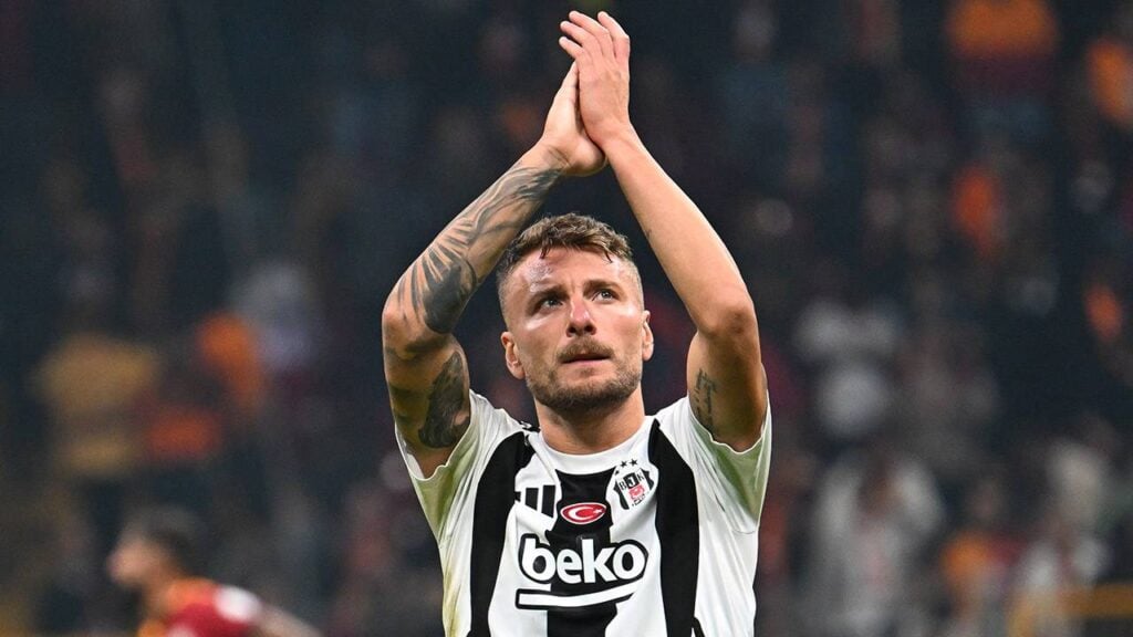 Immobile İçin İtalya Devleri Devrede 2 Yeni sezona güçlü bir kadroyla girmeye hazırlanan Beşiktaş'ta transfer hareketliliği şimdiden başladı. Siyah-beyazlı camianın gözdesi Ciro Immobile için İtalya'dan flaş bir iddia gündeme geldi. İtalyan devi Milan ile Fiorentina’nın yıldız golcüye talip olduğu öne sürüldü. Yeni sezona güçlü bir kadroyla girmeye hazırlanan Beşiktaş'ta transfer hareketliliği şimdiden başladı. Siyah-beyazlı camianın gözdesi Ciro Immobile için İtalya'dan flaş bir iddia gündeme geldi. İtalyan devi Milan ile Fiorentina’nın yıldız golcüye talip olduğu öne sürüldü.