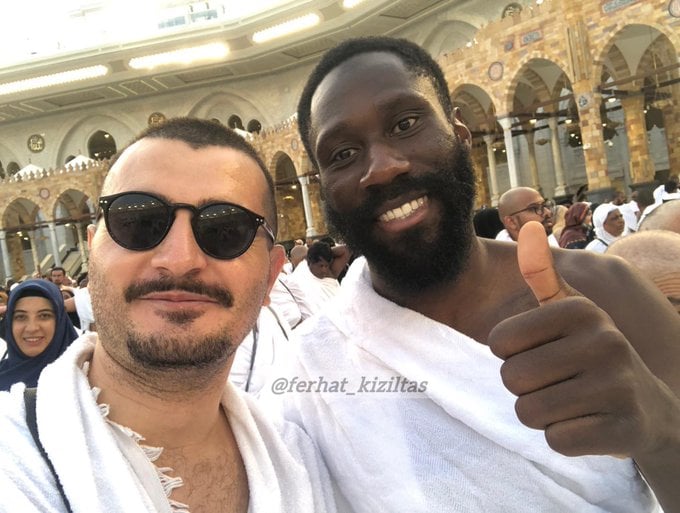 Sözleşmesi Biten Yıldız Futbolcu Sürpriz Bir Yolculukta 2 Beşiktaş’la olan kontratı sona eren Arthur Masuaku, sezonun ardından kutsal topraklara doğru yola çıktı. Başarılı sol bek, Umre ziyaretinde bulunarak manevi bir yolculuğa adım attı. Beşiktaş’la olan kontratı sona eren Arthur Masuaku, sezonun ardından kutsal topraklara doğru yola çıktı. Başarılı sol bek, Umre ziyaretinde bulunarak manevi bir yolculuğa adım attı.