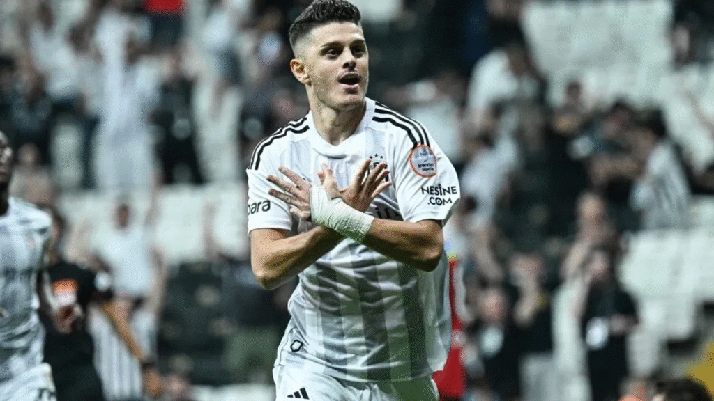 Beşiktaş’ta Veda Sinyalleri 5 Beşiktaş'ta yeni sezon öncesi kadro yapılanması hız kazanırken, bazı oyuncuların siyah-beyazlı kulüple yollarını ayırması gündemde. Özellikle teknik ekip ve yönetimin raporları doğrultusunda ayrılığa en yakın isimler belirlenmeye başladı. Beşiktaş’ta Veda Sinyalleri