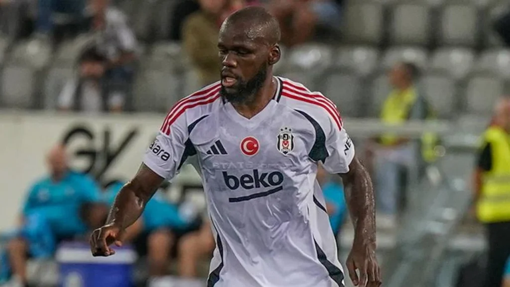 Beşiktaş'ta Üç İsme Yol Gözüktü ! 3 Yeni sezon öncesi kadrosunu şekillendirmek isteyen Beşiktaş'ta ayrılık sinyalleri peş peşe geliyor. Siyah-beyazlı yönetim, üç oyuncuyla geleceğe yönelik kararlar almak üzere masada. İşte ayrılığı gündemde olan isimler Beşiktaş'ta Üç İsme Yol Gözüktü !
onana