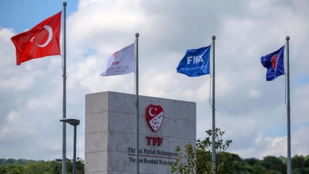 PFDK Yazışmaları Sızdırıldı! 2 Futbol dünyasında taşları yerinden oynatabilecek nitelikteki iddialar, Profesyonel Futbol Disiplin Kurulu’nun (PFDK) tarafsızlığına dair ciddi şüpheler doğurdu. Ortaya çıkan bazı mesajlar, kurul üyelerinin bağımsızlık ilkesinden uzaklaştığı yönündeki eleştirileri gündeme taşıdı. Futbol dünyasında taşları yerinden oynatabilecek nitelikteki iddialar, Profesyonel Futbol Disiplin Kurulu’nun (PFDK) tarafsızlığına dair ciddi şüpheler doğurdu. Ortaya çıkan bazı mesajlar, kurul üyelerinin bağımsızlık ilkesinden uzaklaştığı yönündeki eleştirileri gündeme taşıdı.