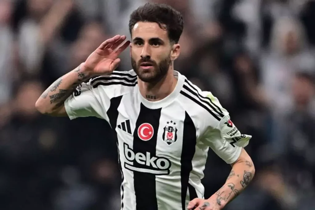 Rafa Silva’nın Kara Kartal Macerasında 1. Yıl 3 🦅 Eagle Media ailesi olarak hepinize güzel bir sabah dileriz!Bugün, Beşiktaş camiasında özel bir yıl dönümü... Tam bir yıl önce, Portekizli yıldız Rafa Silva siyah-beyazlı formayı sırtına geçirerek Tüpraş Stadyumu'nun yolunu tuttu. Transferi büyük yankı uyandıran Silva, geçen bir yıl içinde hem sahadaki performansıyla hem de karakteriyle taraftarın gönlünde taht kurdu. 🦅 Eagle Media ailesi olarak hepinize güzel bir sabah dileriz!Bugün, Beşiktaş camiasında özel bir yıl dönümü... Tam bir yıl önce, Portekizli yıldız Rafa Silva siyah-beyazlı formayı sırtına geçirerek Tüpraş Stadyumu'nun yolunu tuttu. Transferi büyük yankı uyandıran Silva, geçen bir yıl içinde hem sahadaki performansıyla hem de karakteriyle taraftarın gönlünde taht kurdu.