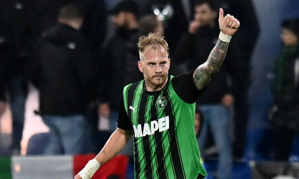 Beşiktaş, Uros Racic İçin Harekete Geçti: Transfer Gündeminde Sırp Orta Saha 4 Yeni sezon planlamaları kapsamında orta saha hattını güçlendirmeyi hedefleyen Beşiktaş, İtalya Serie A temsilcisi Sassuolo’da forma giyen Uros Racic’i takibe aldı. Siyah-beyazlı yönetimin, Sırp futbolcuya olan ilgisi Portekiz basınında da gündeme taşındı. Yeni sezon planlamaları kapsamında orta saha hattını güçlendirmeyi hedefleyen Beşiktaş, İtalya Serie A temsilcisi Sassuolo’da forma giyen Uros Racic’i takibe aldı. Siyah-beyazlı yönetimin, Sırp futbolcuya olan ilgisi Portekiz basınında da gündeme taşındı.