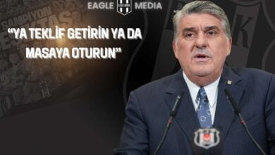 Beşiktaş Başkanı Serdal Adalı, mikrofonlar önünde konuşma yaparken, arka planda “Şampiyon Beşiktaş” yazılı takım kolajı ve "Ya teklif getirin ya da masaya oturun" ifadesi yer alıyor.
