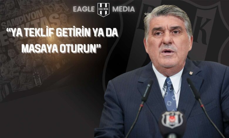 Beşiktaş Başkanı Serdal Adalı, mikrofonlar önünde konuşma yaparken, arka planda “Şampiyon Beşiktaş” yazılı takım kolajı ve "Ya teklif getirin ya da masaya oturun" ifadesi yer alıyor.