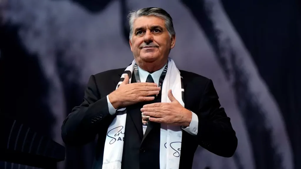 Beşiktaş’ta Transferde Sırada Santrafor ve Kanat Hamleleri Var 4 Beşiktaş, transfer çalışmalarını hız kesmeden sürdürüyor. Önümüzdeki günlerde önceliğini santrafor ve kanat oyuncusu transferine verecek olan siyah-beyazlı ekipte hareketli saatler yaşanması bekleniyor. Beşiktaş, transfer çalışmalarını hız kesmeden sürdürüyor. Önümüzdeki günlerde önceliğini santrafor ve kanat oyuncusu transferine verecek olan siyah-beyazlı ekipte hareketli saatler yaşanması bekleniyor.