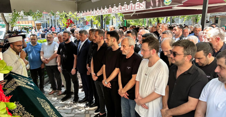 Serdar Topraktepe'nin Acılı Günü 2 Beşiktaş Futbol Takımı'nın yardımcı antrenörü Serdar Topraktepe, büyük bir acı yaşadı. Hayatını kaybeden ağabeyi Ayhan Topraktepe, düzenlenen cenaze töreniyle ebediyete uğurlandı. Beşiktaş Futbol Takımı'nın yardımcı antrenörü Serdar Topraktepe, büyük bir acı yaşadı. Hayatını kaybeden ağabeyi Ayhan Topraktepe, düzenlenen cenaze töreniyle ebediyete uğurlandı.