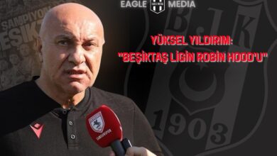 Samsunspor Başkanı Yüksel Yıldırım, Beşiktaş arması önünde mikrofonla konuşurken; “Beşiktaş ligin Robin Hood'u” açıklamasıyla siyah-beyazlı takımın sezon performansını eleştiriyor.