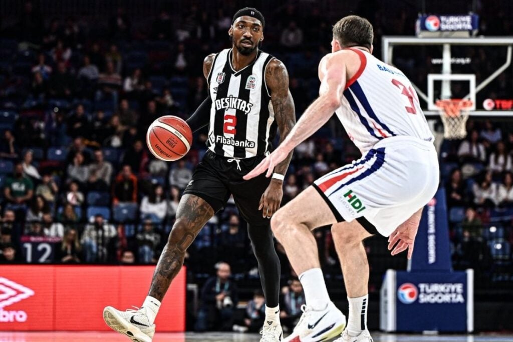 Jonah Mathews, Gelen Tekliflerini Reddederek Beşiktaş’ta Kalmaya Karar Verdi! 2 Beşiktaş, önemli bir transfer gelişmesiyle gündemde! Siyah-beyazlı ekibin yıldız oyuncusu Jonah Mathews, Avrupa'nın önde gelen kulüpleri Virtus Bologna ve Kızılyıldız'ın tekliflerine sıcak bakmadı. 26 yaşındaki Amerikalı basketbolcu, geleceğini Beşiktaş’ta şekillendirmeye karar verdi ve kulübünde kalma yönünde tercihini yaptı. Jonah Mathews, Gelen Tekliflerini Reddederek Beşiktaş’ta Kalmaya Karar Verdi!
Jonah Mathews