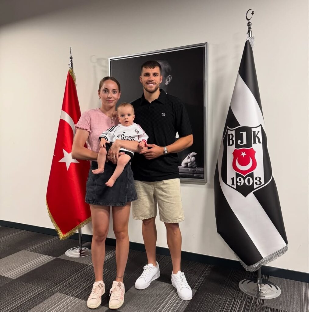 Jurasek'in Eşi "Türkiye'de İlk Gün" Dedi! 3 Benfica'dan Beşiktaş'a kiralık olarak transfer olan David Jurasek'in eşi, sosyal medya hesabından İstanbul'daki ilk günlerini paylaştı. "Türkiye'de ilk gün" yazısıyla yaptığı paylaşım, Beşiktaş taraftarından büyük ilgi gördü. Beşiktaş Tesislerinde İlk Kareler