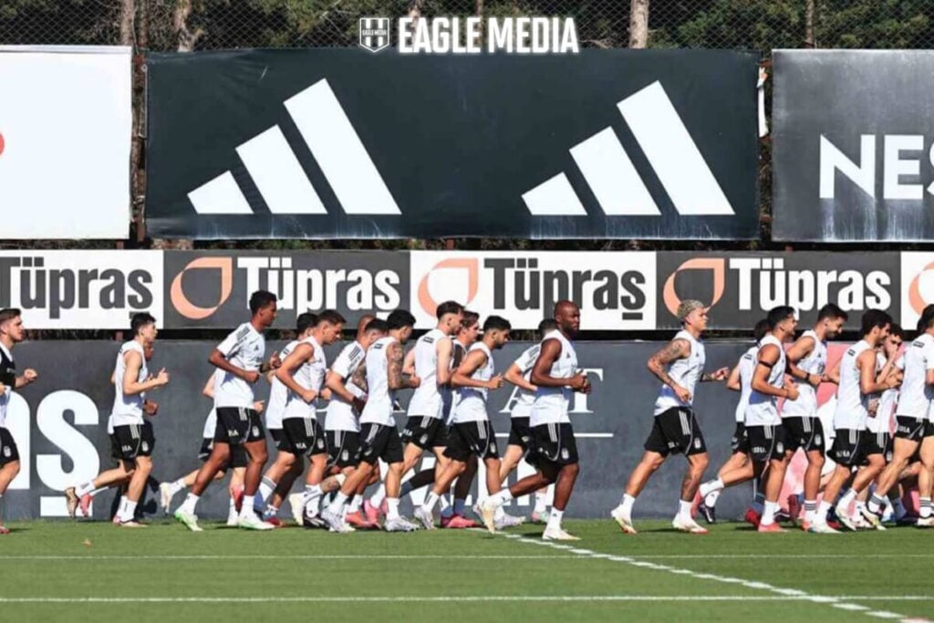 Beşiktaş'ın Transfer Takvimi Netleşti! İlk Hedefler Belirlendi! 2 Transfer çalışmalarında öncelik sıralaması belirlenen Beşiktaş, acil ihtiyaç duyulan pozisyonlarda hızlı hareket etme kararı aldı. Kulübün sol kanat ve sağ bek mevkilerinde yapacağı transferleri, hazırlık kampının başlangıç sürecine yetiştirilmek isteniyor. Beşiktaş'ın Sonraki Hedefleri Belli Oldu
