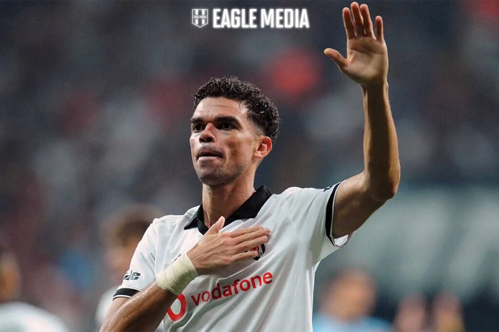 Tarihte Bugün: Pepe Beşiktaş'ta 2 Real Madrid'den bedelsiz olarak Beşiktaş'a katılan Pepe, kulüp tarihindeki en prestijli transferlerden birini temsil ediyordu. Dünya futbolunun en büyük yıldızlarından birinin Vodafone Park'a gelmesi, tüm futbol dünyasında büyük yankı uyandırmıştı. Beşiktaş'ta Efsanevi Transfer