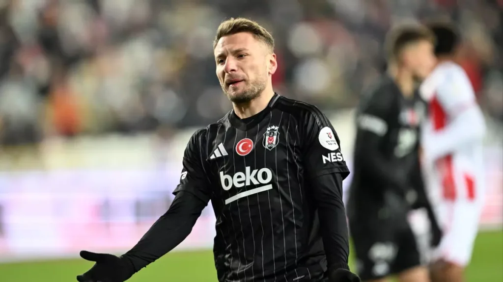 Immobile Abraham Transferini Görünce Geri Adım Attı! 2 Beşiktaş'ta büyük şok! Ciro Immobile ile sözleşme feshi konusunda anlaşmaya yaklaşılmışken, Tammy Abraham transferini görmesi her şeyi değiştirdi. İtalyan golcü artık parasının tamamını istiyor! Immobile'den Sert Hareket