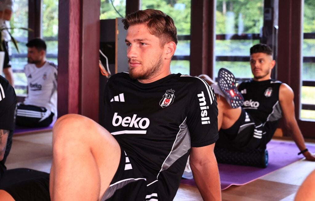Avusturya Kampında İlk Antrenman 3 Beşiktaş, Avusturya kampına salondaki ilk idmanla start verdi. Takım, dış sahaya çıkmadan önce fiziki dayanıklılık ve güç üzerine yoğunlaştı. Teknik ekip, oyuncuların kondisyonunu artırmak için kapalı alanda özel çalışmalar yaptı. Bu etap, sezon öncesi hazırlık sürecinin önemli bir parçası olarak dikkat çekiyor. Avusturya Kampında İlk Antrenman
semih Kılıçsoy ve Milot rashica