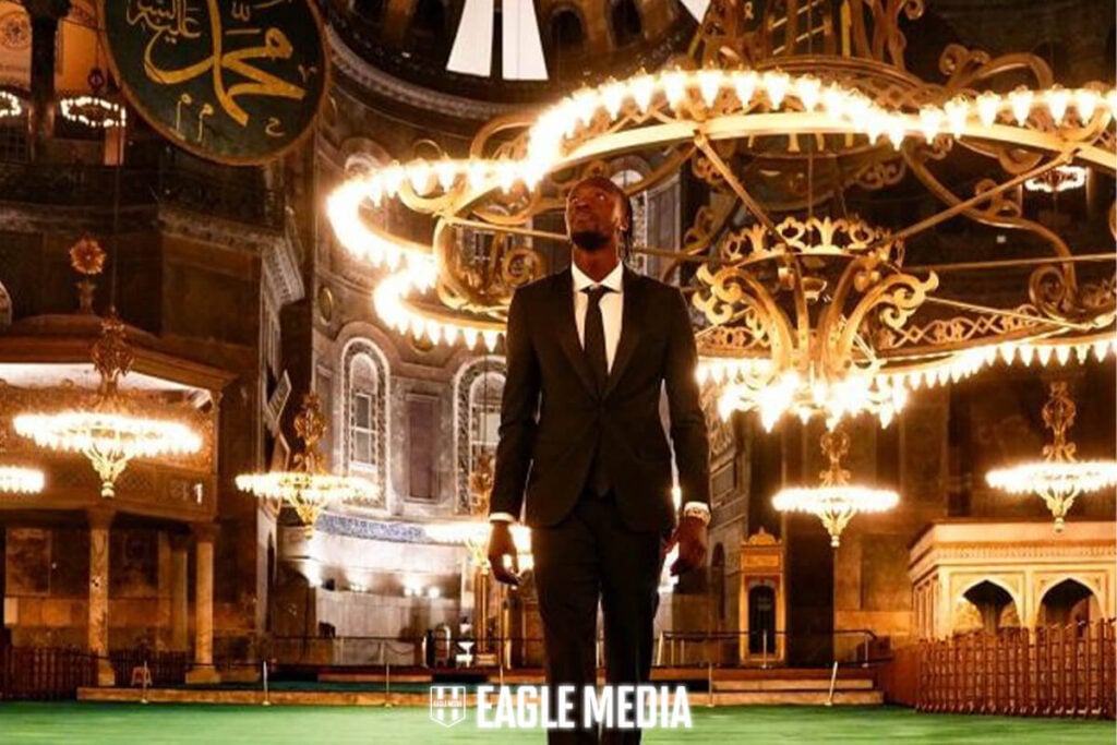 Tammy Abraham Ayasofya Camii'ni Ziyaret Etti! 2 Beşiktaş'ın yeni transferi Tammy Abraham, İstanbul'da bulunduğu sırada Ayasofya Camii'ni ziyaret etti. Siyah-beyazlı kulübün İngiliz forveti, tarihi yapıyı gezerek kültürel deneyim yaşadı. Abraham'ın Kültürel Uyum Süreci