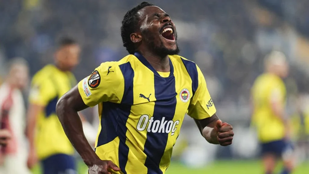 ''Beşiktaş Osayi'den Daha İyi İsimlerle İlgileniyor!'' 2 Yağız Sabuncuoğlu'nun aktardığına göre, Beşiktaş yönetimi sağ bek transferinde Osayi-Samuel'i artık birinci seçenek olarak görmüyor. 4 farklı isim üzerinde çalışan siyah-beyazlılar, Osayi'yi son sıraya koydu. Osayi Son Sırada