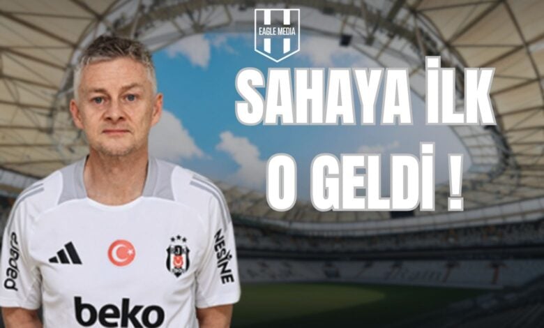 Sahaya İlk O Geldi! 1 Sabah yapılan antrenman öncesinde sahaya herkesten önce gelen Solskjaer, idman saatinden tam bir saat önce çalışma alanına adım attı. Teknik adam, minyatür kaleleri bizzat taşıyarak antrenman alanının hazırlanmasına yardımcı oldu. SAHAYA İLK O GELDİ !