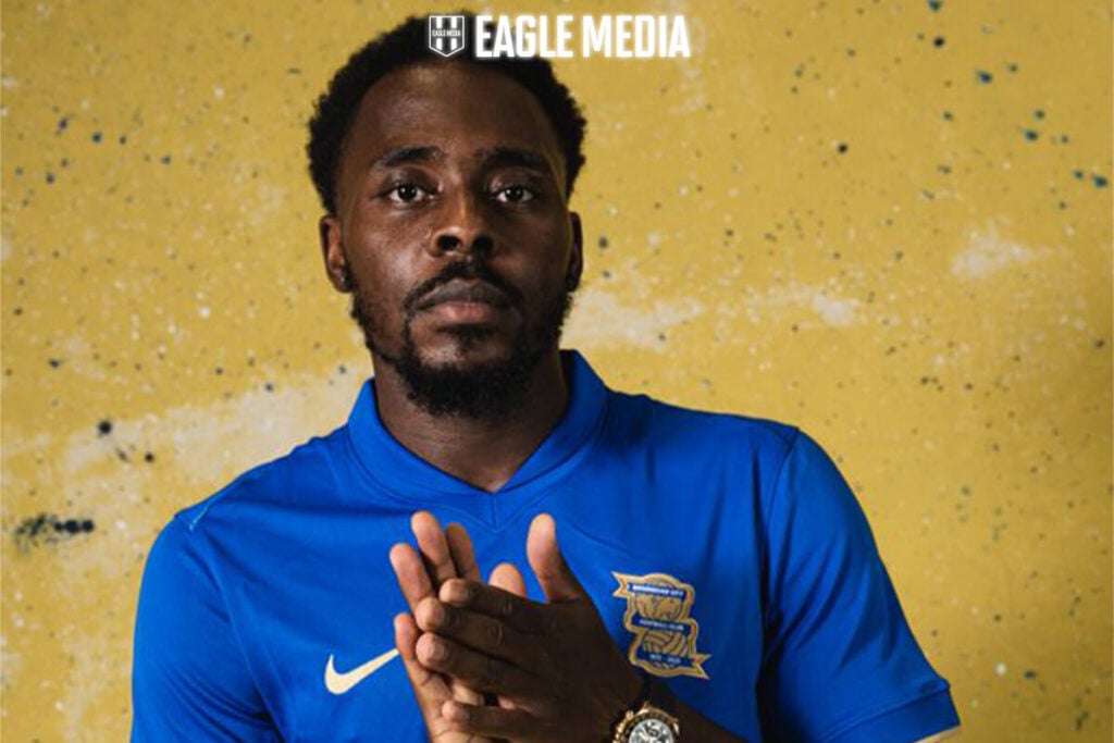 Osayi Samuel Resmen İngiltere'de! 2 Fenerbahçe'den ayrılan Bright Osayi-Samuel'ın yeni adresi belli oldu. 27 yaşındaki Nijeryalı futbolcu, İngiltere Championship ekibi Birmingham City formasını giyecek. Osayi Samuel'e Yeni Başlangıç