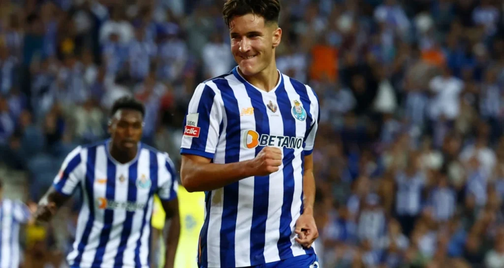 Beşiktaş, Porto'dan Ayrılmaya Hazırlanan Deniz Gül İçin Teklif Peşinde 2 Beşiktaş yönetimi, Porto'dan ayrılması beklenen Deniz Gül için transfer görüşmelerine başladı. Portekiz kulübü, genç oyuncusu için 5 milyon Euro'luk bir bonservis bedeli belirledi. Beşiktaş ise bu durumu dikkatle izliyor ve oyuncuya olan ilgisini sürdürüyor. Deniz Gül