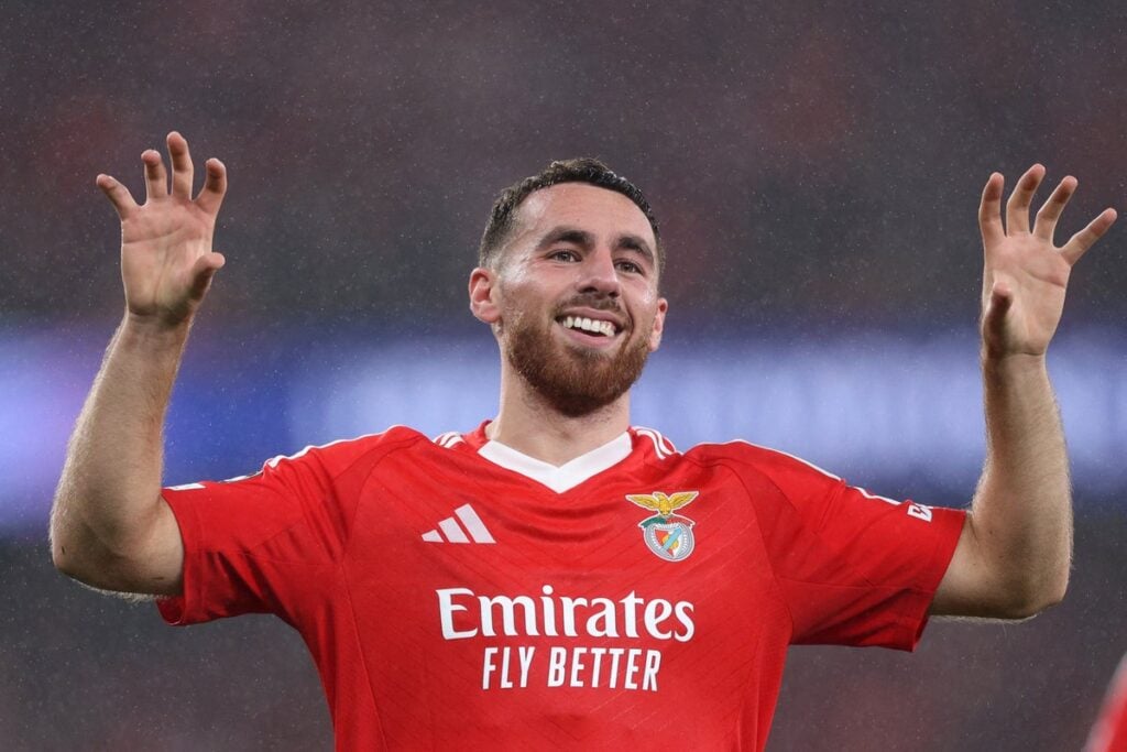 Beşiktaş, Orkun Kökçü Transferi İçin Temaslarını Sürdürüyor 2 Beşiktaş, sezon öncesi kadrosunu güçlendirmek adına önemli bir adım daha attı. Siyah-beyazlı yönetim, Orkun Kökçü’nün transferi için Benfica kulübüyle görüşmelerini sürdürüyor. 24 yaşındaki Türk futbolcunun, bu temasa sıcak baktığı ve transferin gerçekleşme ihtimalinin yüksek olduğu belirtiliyor. Beşiktaş, Orkun Kökçü Transferi İçin Temaslarını Sürdürüyor
Orkun Kökçü