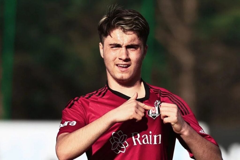 Enes Cinemre, Bandırmaspor'a Transfer Oldu! 3 Beşiktaş'taki sözleşmesi tamamlanan Enes Cinemre, yeni sezona Bandırmaspor’da devam etme kararı aldı. Genç futbolcu, kulübüyle yollarını ayırdıktan sonra, Bandırmaspor ile anlaşmaya vardı ve takımın yeni kadrosunda yer alacak. Enes Cinemre, Bandırmaspor'a Transfer Oldu!
Enes Cinemre