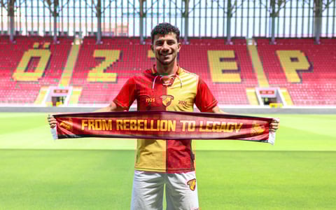 Göztepe’nin Yeni Transferi, Süper Lig’de Tarihi Bir İlki Gerçekleştirecek 1 İzmir temsilcisi Göztepe, Ürdün futbolunun yetenekli ismi İbrahim Sabra ile sözleşme imzalayarak Süper Lig sahnesinde tarihi bir ilke imza atmaya hazırlanıyor. İzmir temsilcisi Göztepe, Ürdün futbolunun yetenekli ismi İbrahim Sabra ile sözleşme imzalayarak Süper Lig sahnesinde tarihi bir ilke imza atmaya hazırlanıyor.