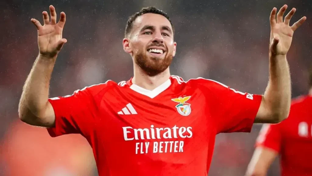 Orkun Kökçü’ye Liverpool’dan Sürpriz Teklif! 2 Premier Lig devi Liverpool, Benfica forması giyen Orkun Kökçü için sıra dışı bir transfer hamlesi yaptı. İngiliz ekibinin yetkilileri, milli oyuncunun babasıyla doğrudan iletişime geçti ve dikkat çeken bir öneride bulundu. orkun kökçü gelişmesi