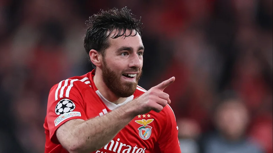 Premier Lig Devleri Orkun Kökçü'nün Peşinde! 2 Portekiz basınından O Jogo’nun haberine göre, Benfica forması giyen Orkun Kökcü, Premier Lig'in üç güçlü kulübü tarafından yakından izleniyor. Liverpool, Manchester United ve Tottenham’ın, milli oyuncunun performansını dikkatle takip ettiği ve transfer listelerine dahil ettiği belirtiliyor. Premier Lig Devleri Orkun Kökcü'nün Peşinde!
orkun kökçü