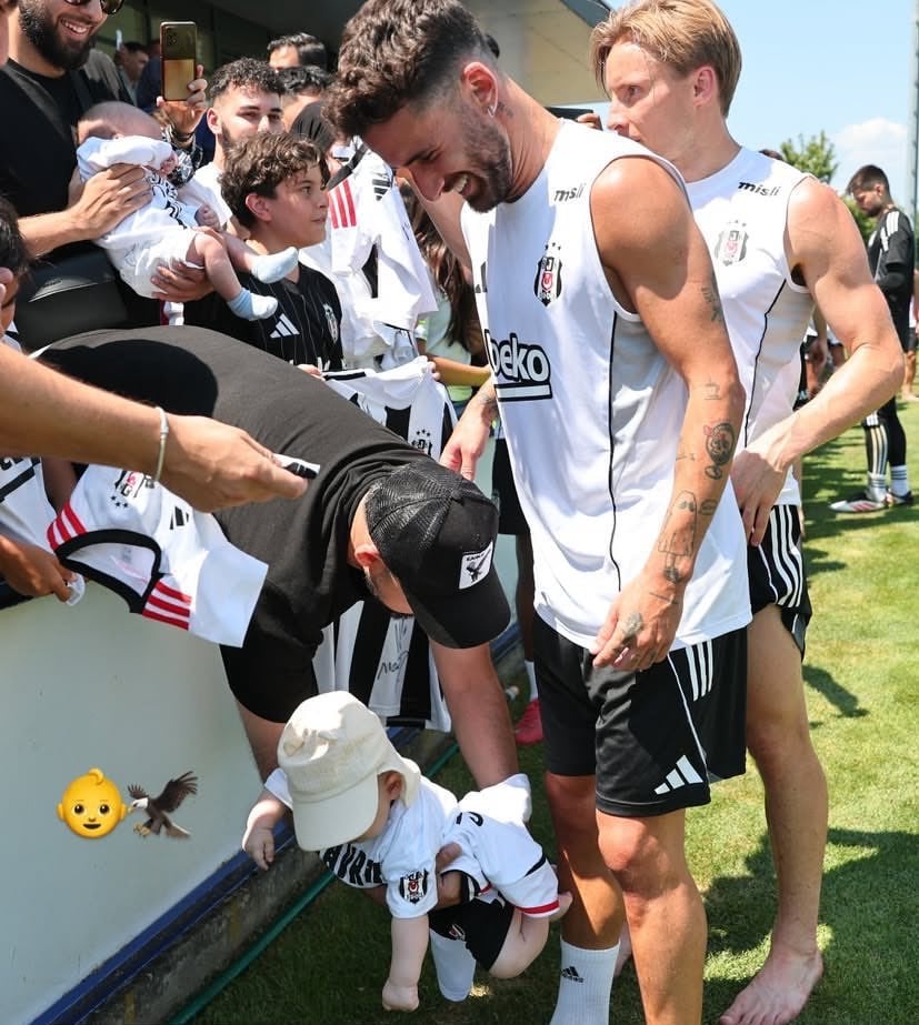 Kampta Neşeler Yerinde: Taraftardan Rafa Silva’ya Sürpriz Dokunuş 2 Beşiktaş’ın Avusturya’daki sezon öncesi kampında renkli ve bir o kadar da dikkat çekici bir olay yaşandı. Takımın antrenmanını izlemeye gelen siyah-beyazlı bir taraftar, bebeğiyle birlikte ilginç bir ritüele imza attı. rafa silva yetenek