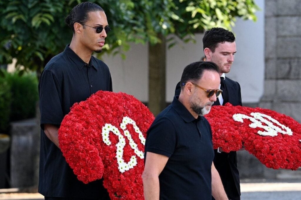 Diogo Jota Son Yolculuğuna Uğurlandı 2 Portekizli futbolcu Diogo Jota, son yolculuğuna uğurlandı. Jota'nın vefatı, futbol dünyasında büyük bir üzüntüyle karşılandı. Herkes, onun sahadaki mücadelesini ve oyununa olan tutkusunu unutmayacak. Ailesi, arkadaşları ve takımı, onu son bir kez uğurlamak için bir araya geldi. Portekizli futbolcu Diogo Jota, son yolculuğuna uğurlandı. Jota'nın vefatı, futbol dünyasında büyük bir üzüntüyle karşılandı. Herkes, onun sahadaki mücadelesini ve oyununa olan tutkusunu unutmayacak. Ailesi, arkadaşları ve takımı, onu son bir kez uğurlamak için bir araya geldi.
