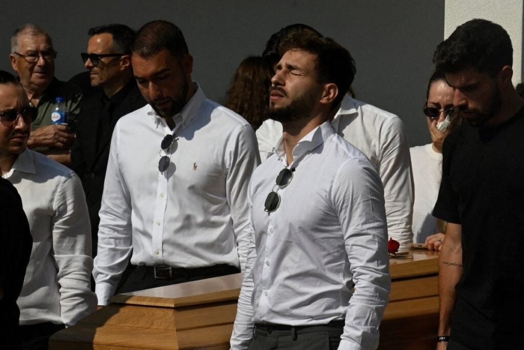 Diogo Jota Son Yolculuğuna Uğurlandı 3 Portekizli futbolcu Diogo Jota, son yolculuğuna uğurlandı. Jota'nın vefatı, futbol dünyasında büyük bir üzüntüyle karşılandı. Herkes, onun sahadaki mücadelesini ve oyununa olan tutkusunu unutmayacak. Ailesi, arkadaşları ve takımı, onu son bir kez uğurlamak için bir araya geldi. Portekizli futbolcu Diogo Jota, son yolculuğuna uğurlandı. Jota'nın vefatı, futbol dünyasında büyük bir üzüntüyle karşılandı. Herkes, onun sahadaki mücadelesini ve oyununa olan tutkusunu unutmayacak. Ailesi, arkadaşları ve takımı, onu son bir kez uğurlamak için bir araya geldi.