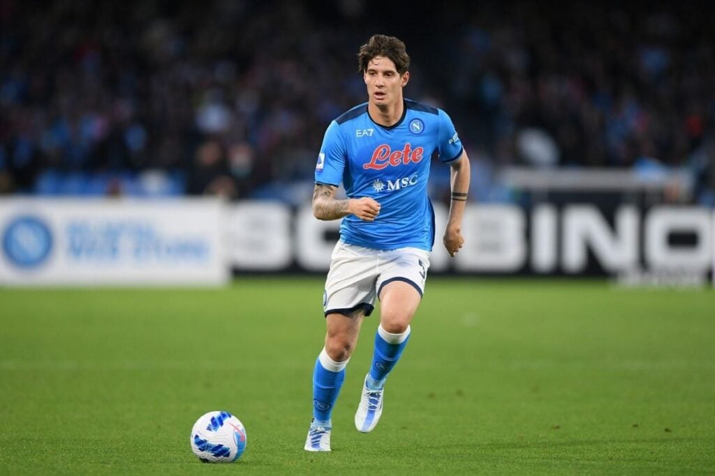 Zanoli Beşiktaş'a Önerildi! 2 Beşiktaş, sağ bek bölgesinde yaşanan belirsizliklere son vermek için yeni bir transfer hamlesi peşinde. Napoli’de forma giyen Alessandro Zanoli, menajerler aracılığıyla Siyah-Beyazlılara önerildi. Zanoli Beşiktaş'a Önerildi!
Alessandro Zanoli